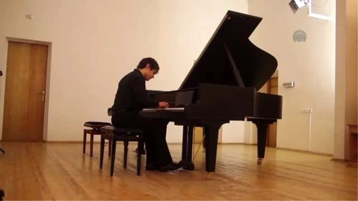 Genç Piyanist Tambi, Rusya\'da Sahne Aldı - St.
