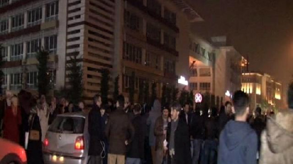 Gözaltı Tweet\'i Sonrası İstanbul Emniyeti Önünde Eylem