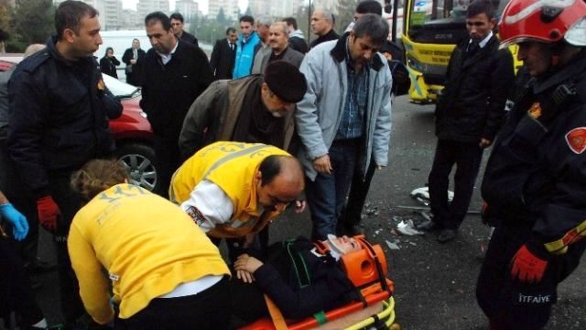 Gaziantep\'te Halk Otobüsü ile Otomobil Çarpıştı: 1 Yaralı