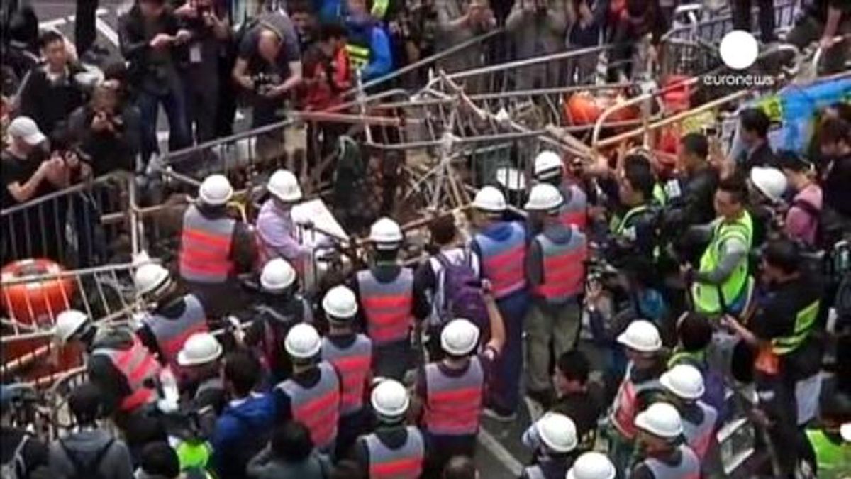 Hong Kong\'da Polis Protesto Kamplarını Boşaltıyor