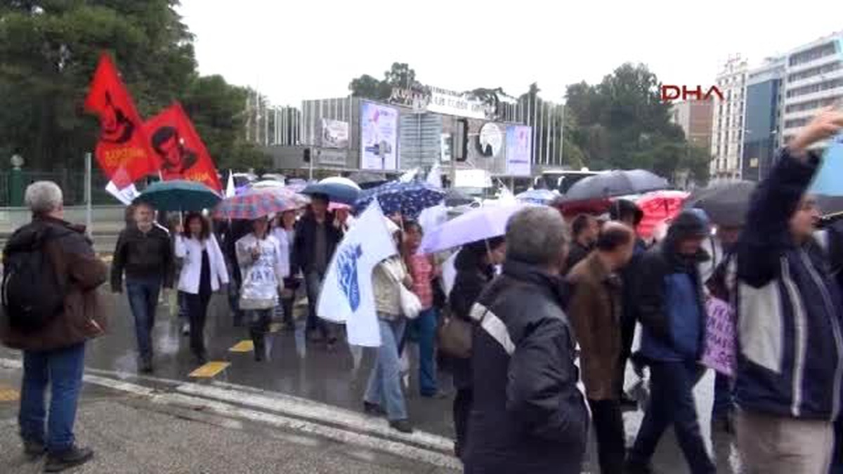 İzmir\'de Sağlıkçılardan \'Beyaz Yürüyüş\'