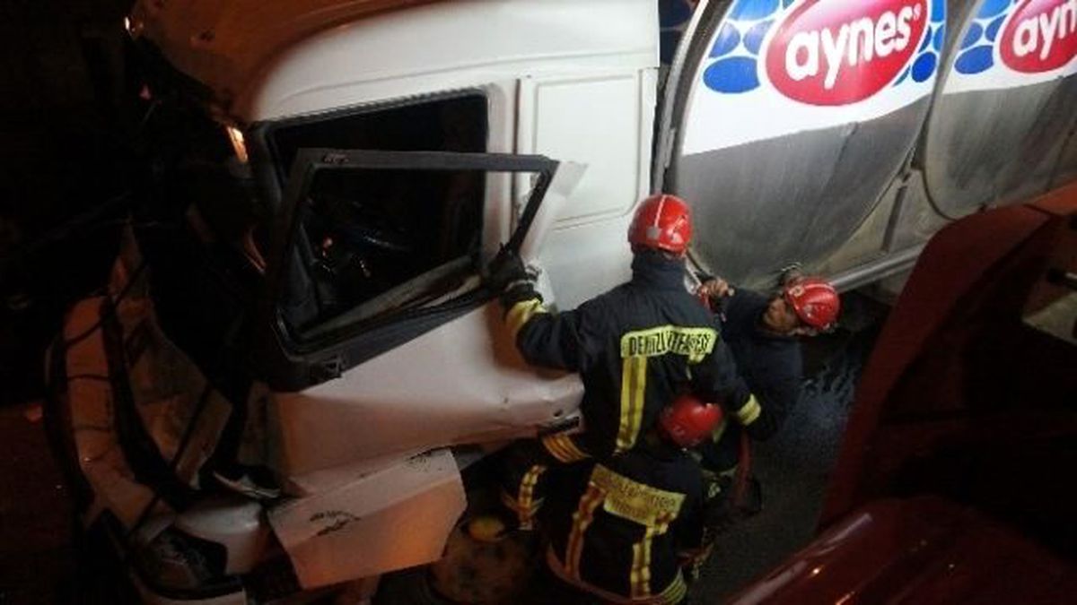 Kamyonda Sıkışan Şoförü İtfaiye Ekipleri Kurtardı