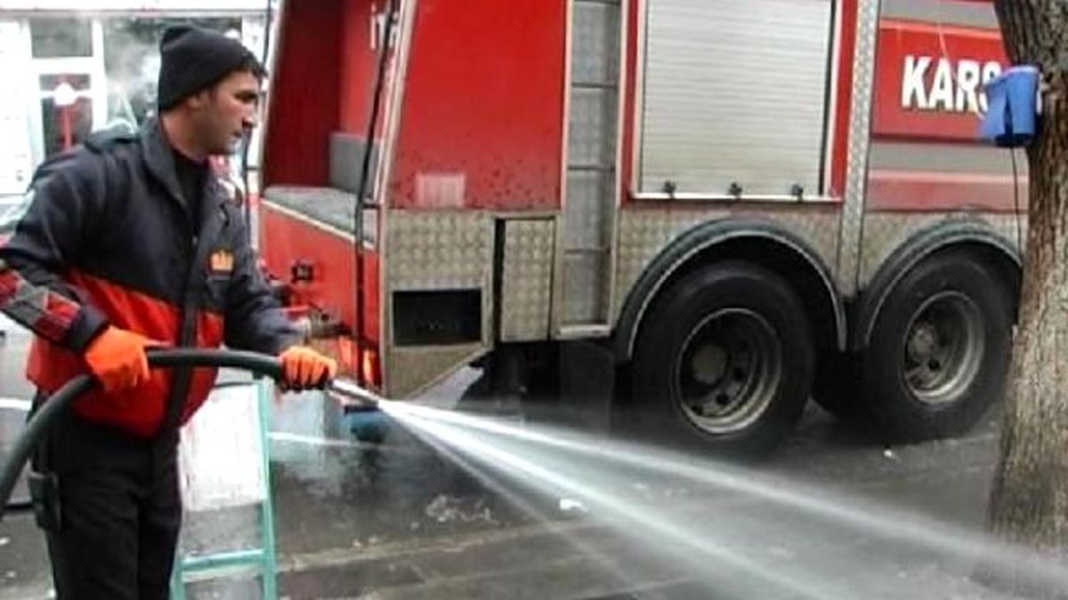 Kars\'ta İtfaiye Sokakları Yıkadı