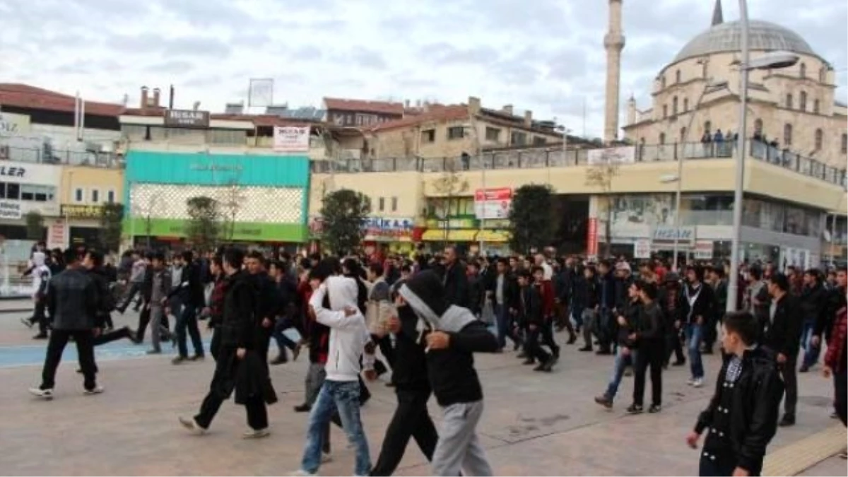 Kavga Etmeye Giden 300 Öğrenciyi Polis Durdurdu