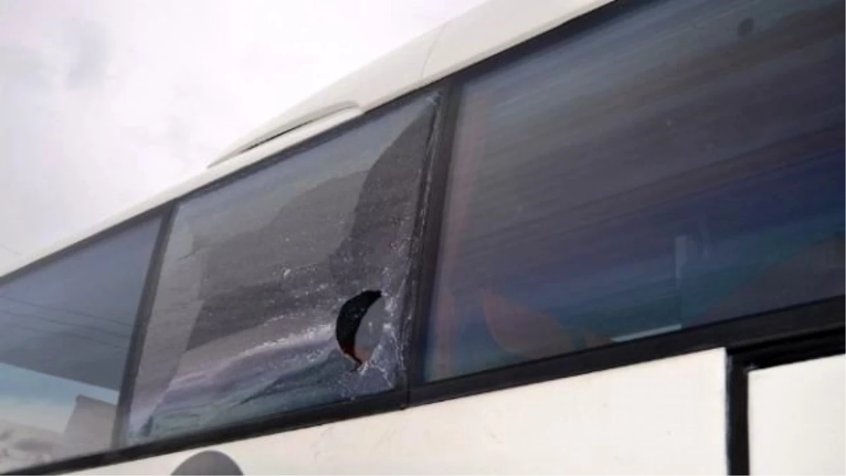 Kaza Sonrası Yolcu Otobüsüne Saldırı Güvenlik Kamerasına Takıldı