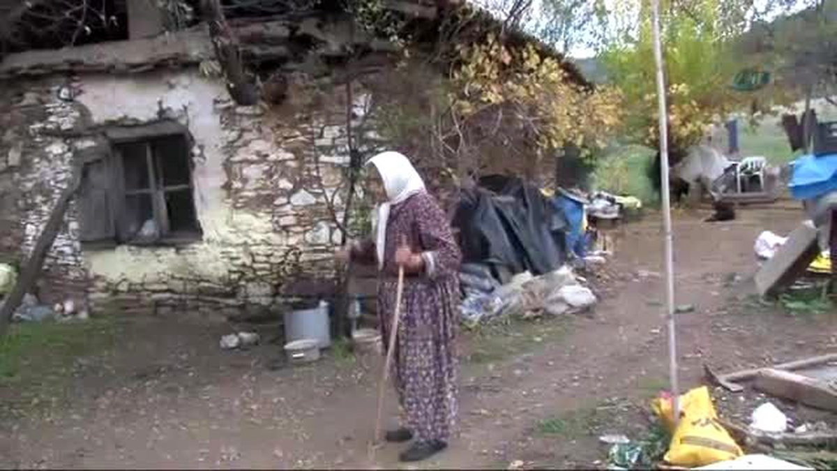 Yaşlı Kadın, Kocasının Vasiyeti Nedeniyle 30 Yıldır Mağarada Yaşıyor