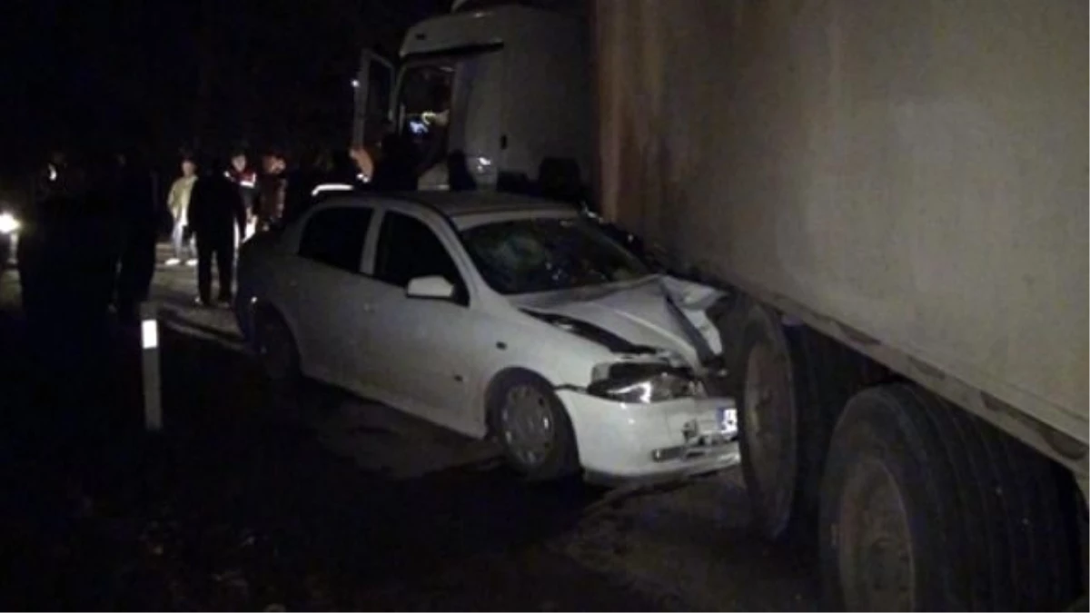 Konya\'da Otomobil TIR\'a Çarptı: 3 Yaralı