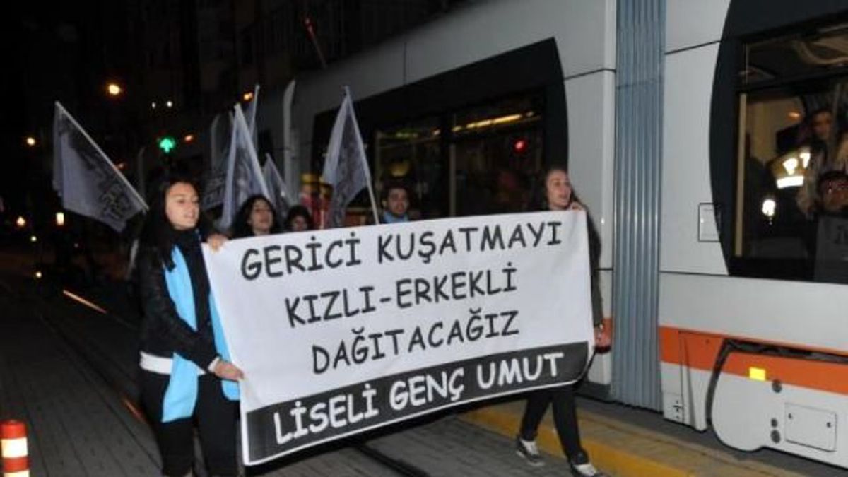 Liselilerden Eğitim Bir-Sen\'e Yumurtalı Protesto