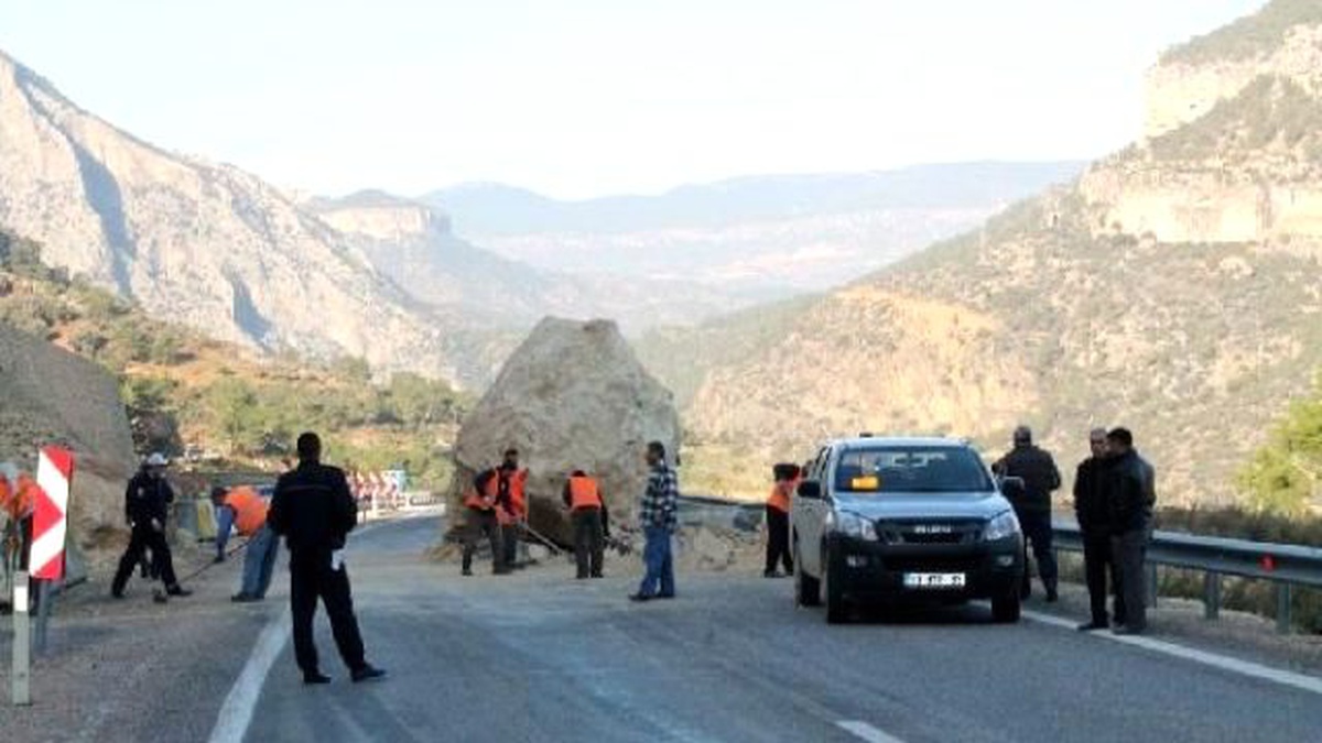 Mersin\'de 100 Tonluk Kaya Kara Yoluna Düştü