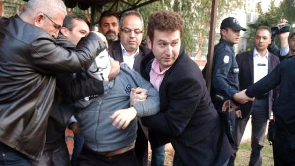 Mersin\'de \'Osmanlıca\' Protestocusu Liseliler İçin Psikoloğ Çağrıldı