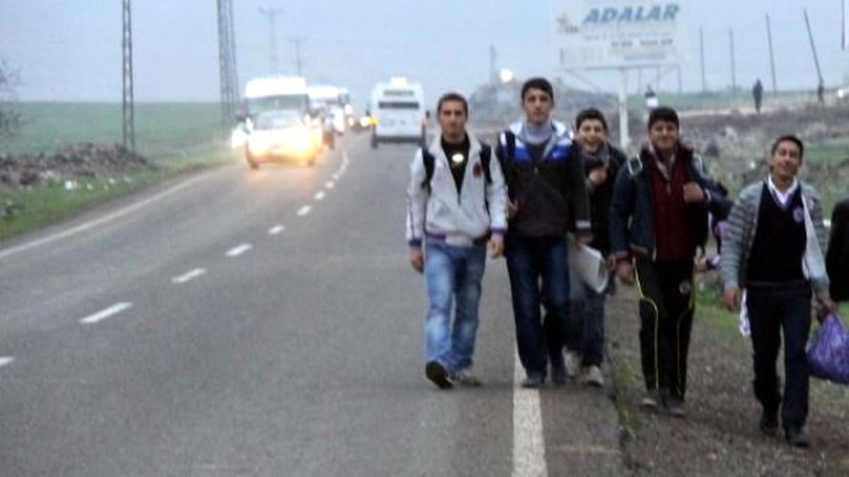 Okula Yürüyerek Giden Öğrenciler, Karayoluna Kaldırım İstiyor