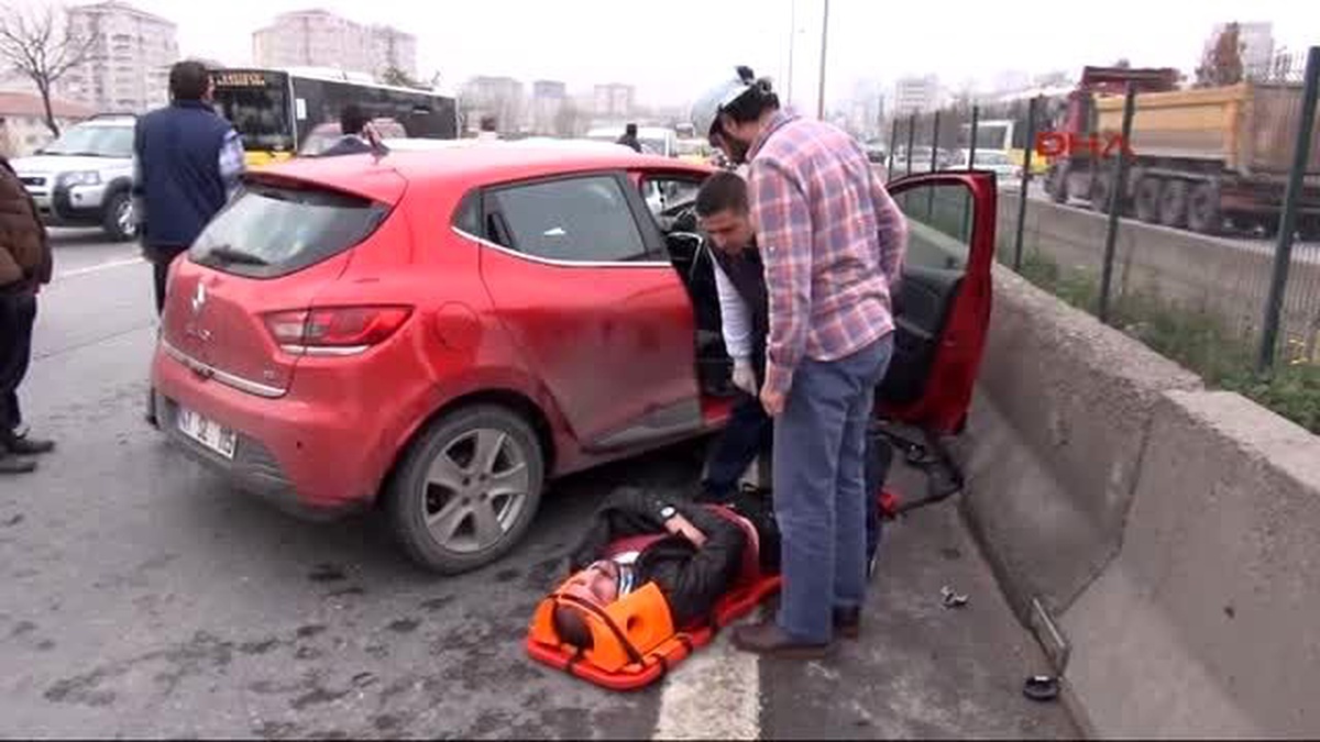 Otomobil, Durakta Yolcu Alan Minibüse Çarptı