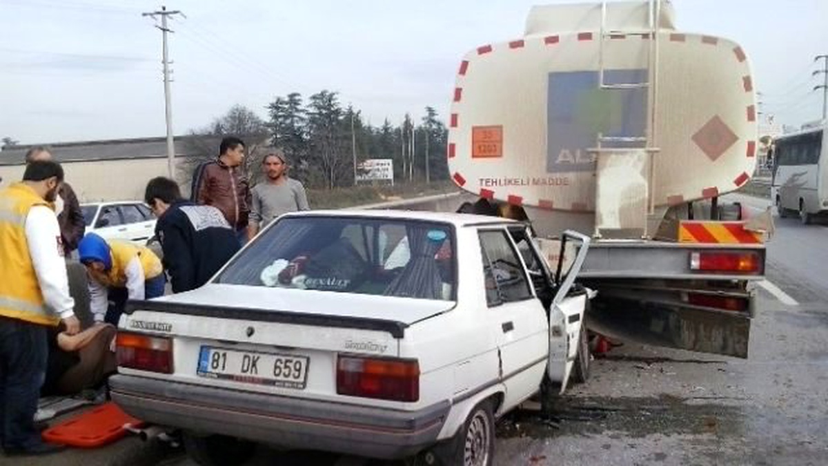 Otomobil Tankerin Altına Girdi