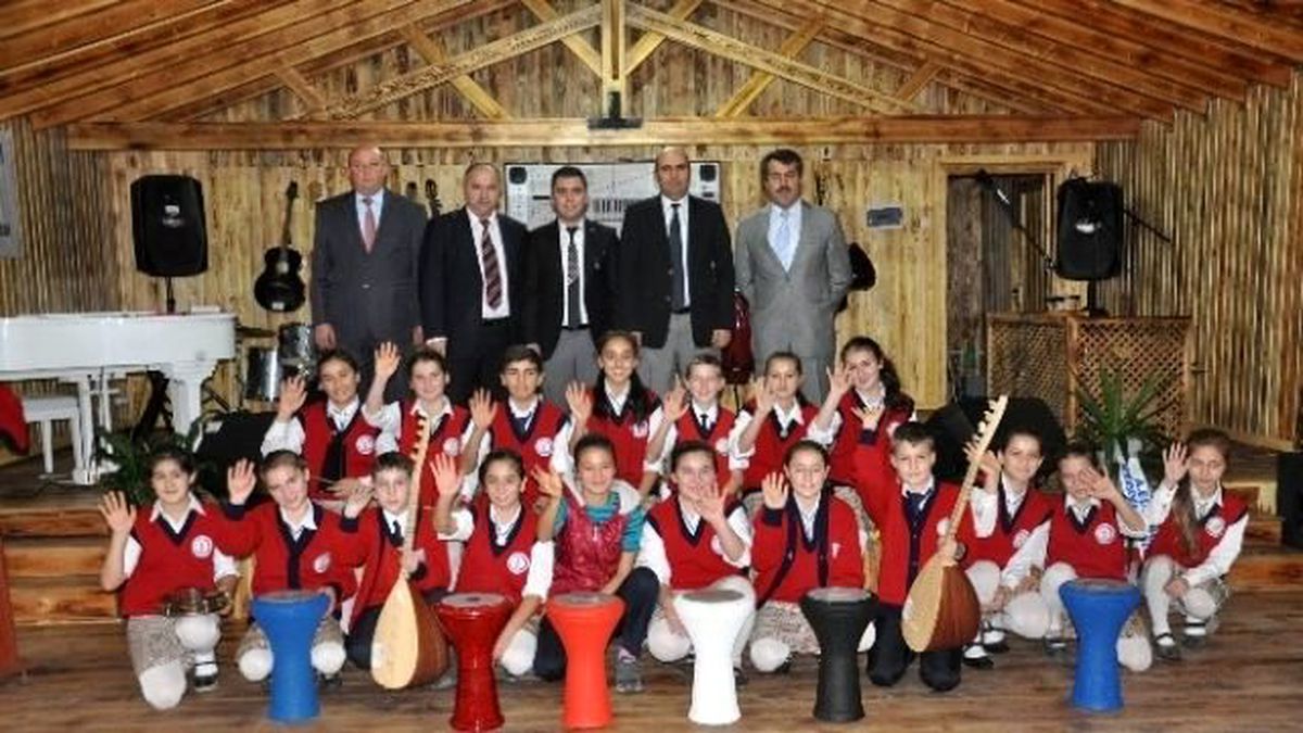 Balıkesirli Öğrencilerden Bardakla Ritim Şov