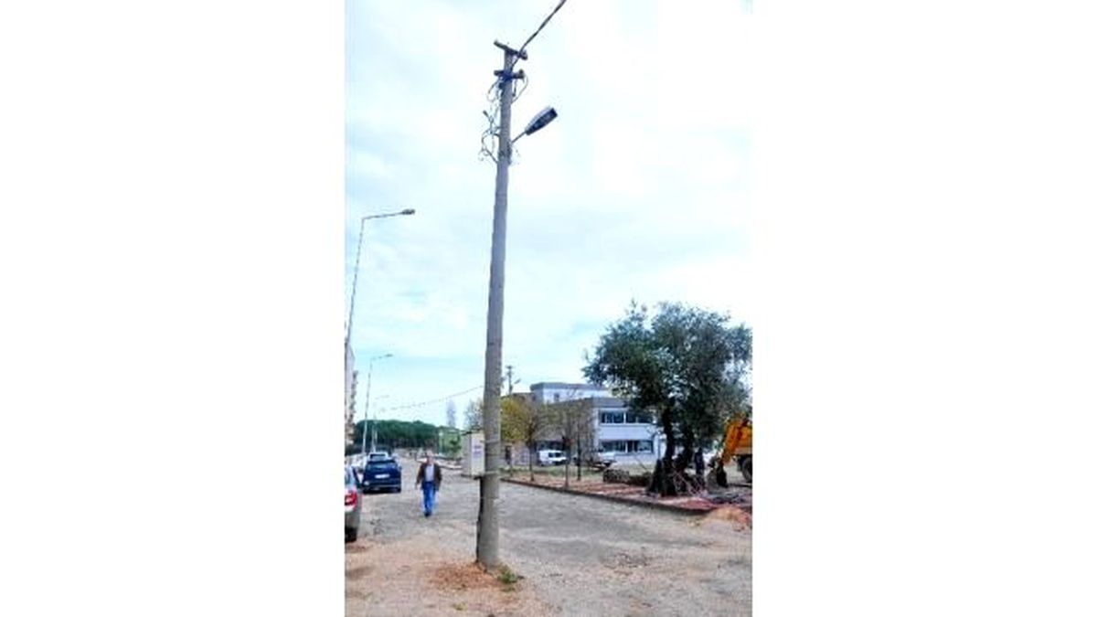 Yol Ortasında Kalan Elektrik Direği Tehlike Saçıyor