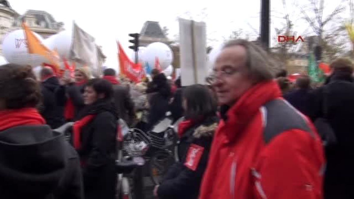 Paris\'te 30 Bin Noter ve Avukat Sokağa İndi