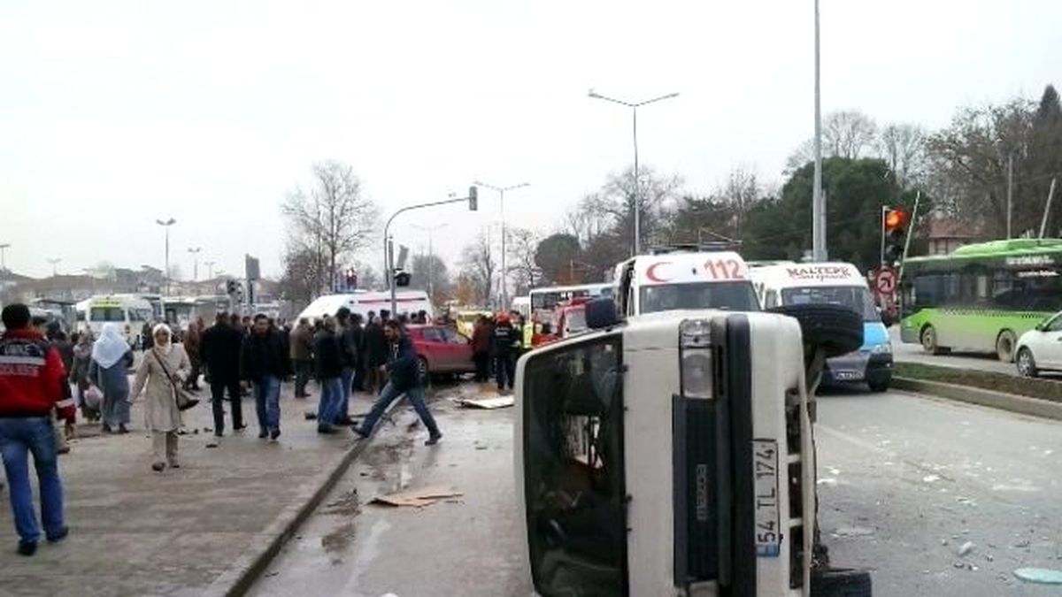 Sakarya\'da Trafik Kazası: 3 Yaralı