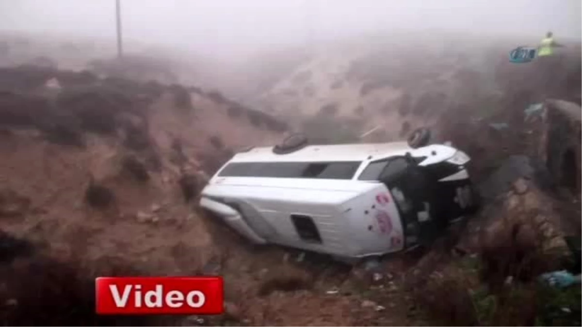Mersin\'de Servis Minibüsü Şarampole Devrildi: 13 Yaralı