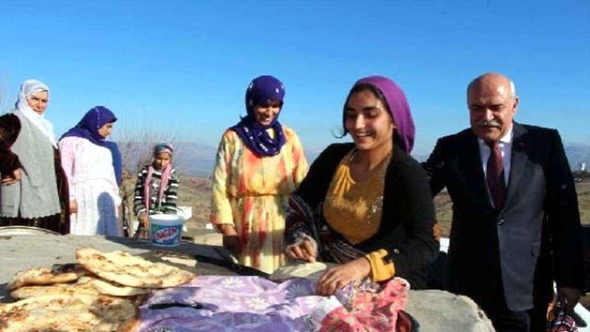 Şırnak Valisi Türkçe ve Kürtçe Dövizlerle Karşılandı