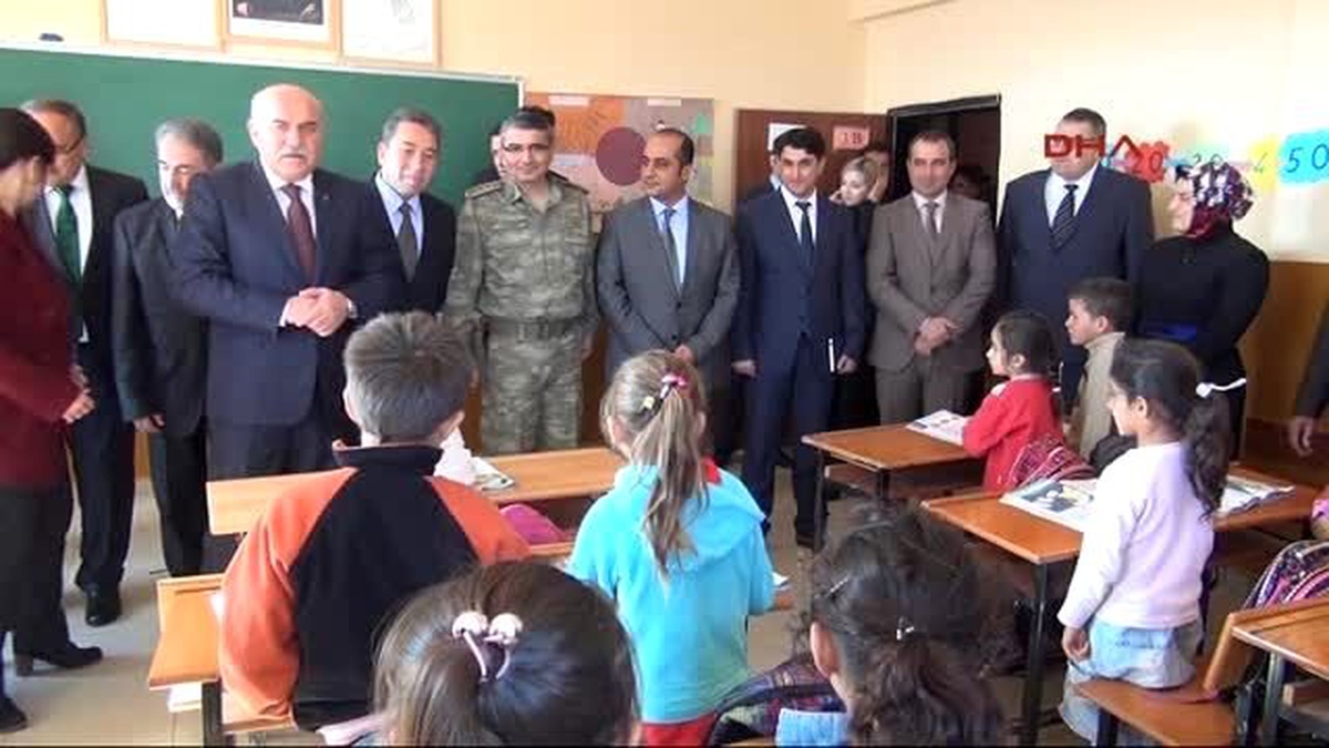 Şırnak Valisi Türkçe ve Kürtçe Dövizlerle Karşılandı