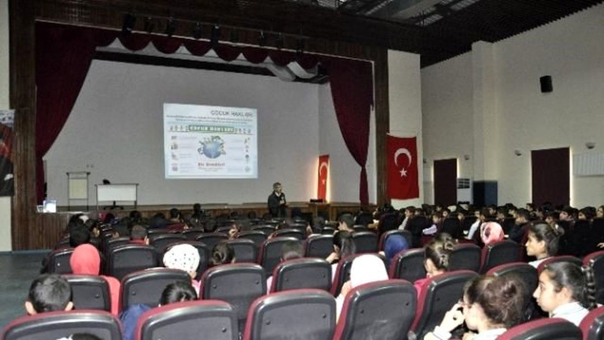 Siverek Belediyesi 4 Bin Öğrenciye Seminer Verdi, Film Gösterimi Yaptı