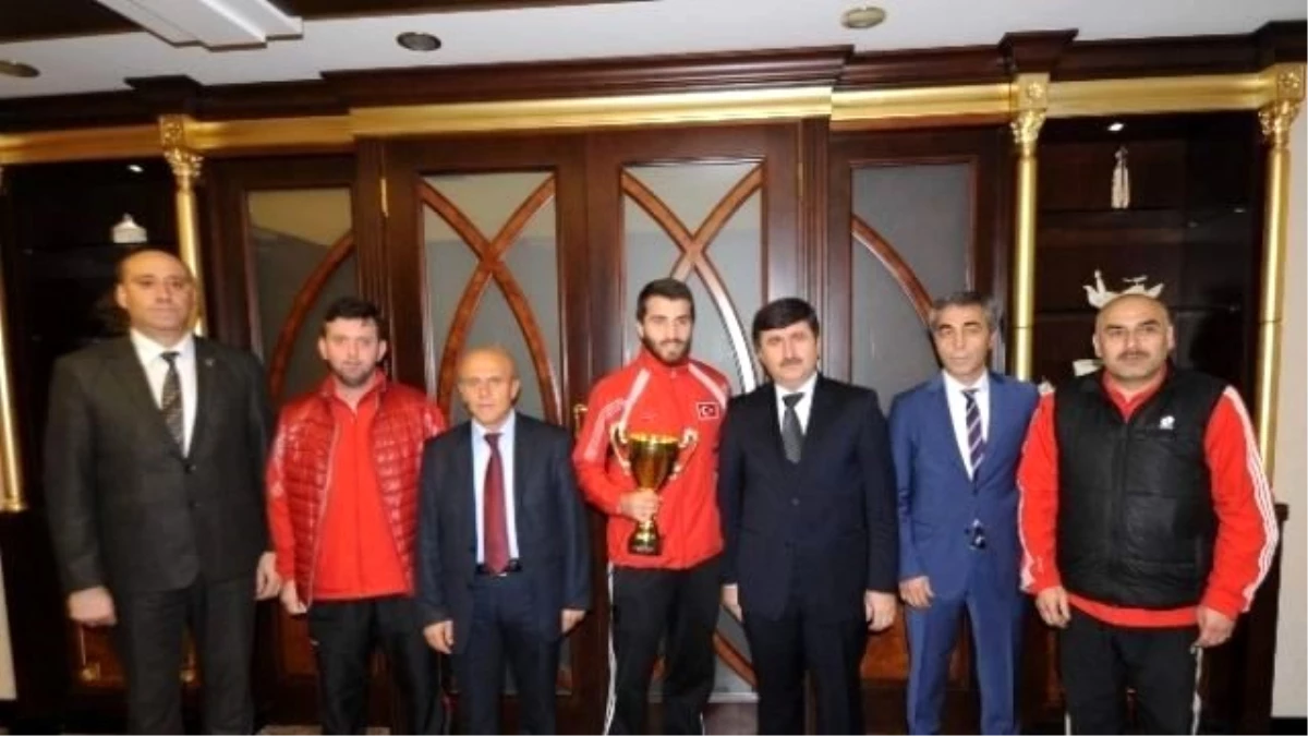 Vali Öz, Kick Boks\'da Avrupa Şampiyonu Olan Milli Sporcu Yahya Alemdağ\'ı Makamında Kabul Etti