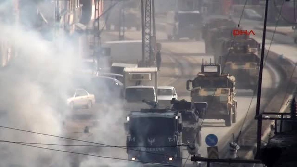 Yüksekova\'da Askeri Konvoy Nedeniyle Gerginlik Yaşandı
