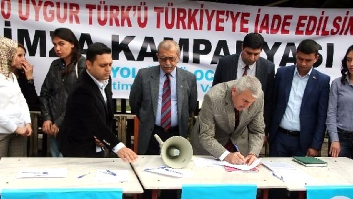300 Uygur Türk\'ü Türkiye\'ye İade Edilsin" İmza Kampanyası