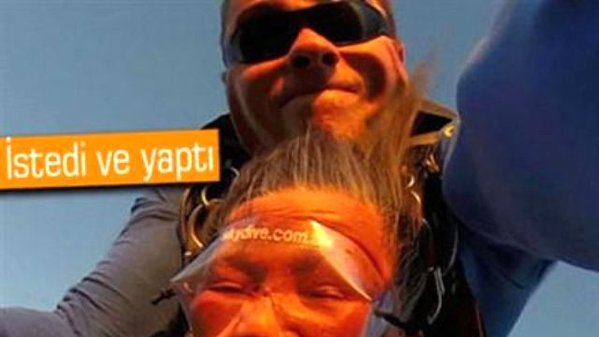 81 Yaşındaki Kadın, 12 Bin Fit Yükseklikten Atladı