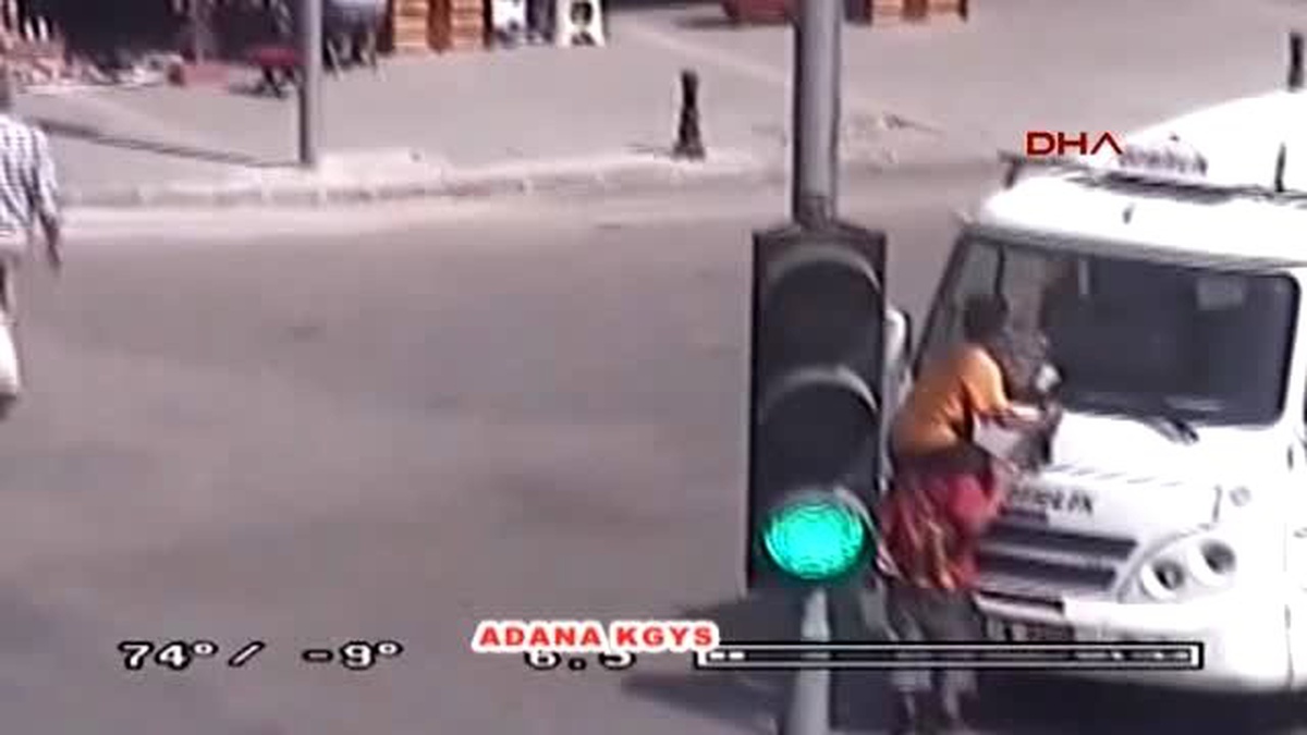 Suriyeli Çocuklar Para İçin Trafikte Canlarını Tehlikeye Atıyor