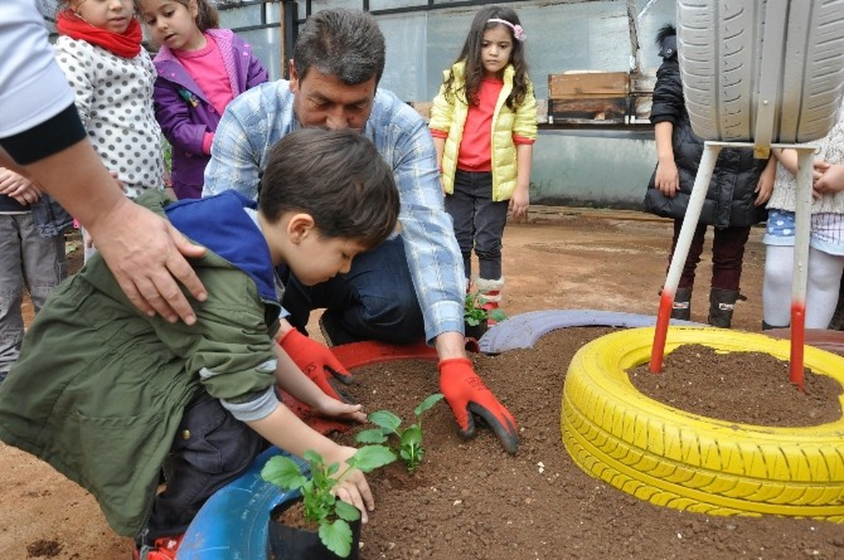 Anaokulu Öğrencileri Mevsimlik Çiçek Dikti
