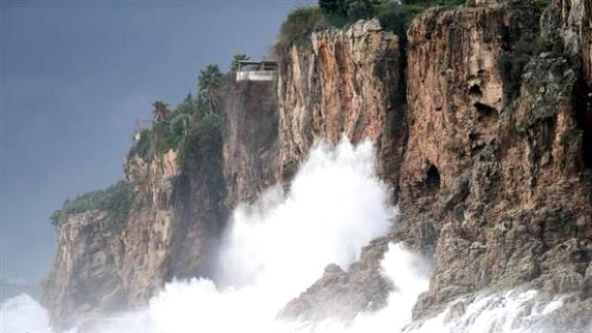 Antalya ve Bodrum\'u Kuvvetli Yağış ve Fırtına Vurdu