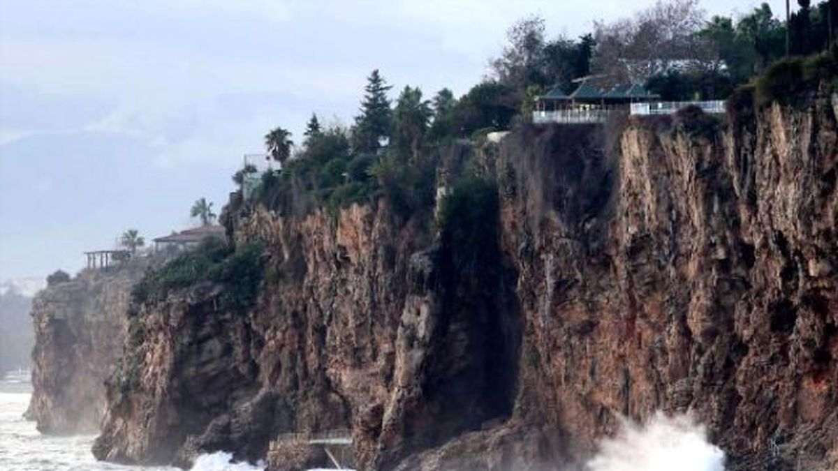Antalya\'da Fırtına Sonrası \'Özçekimi\'