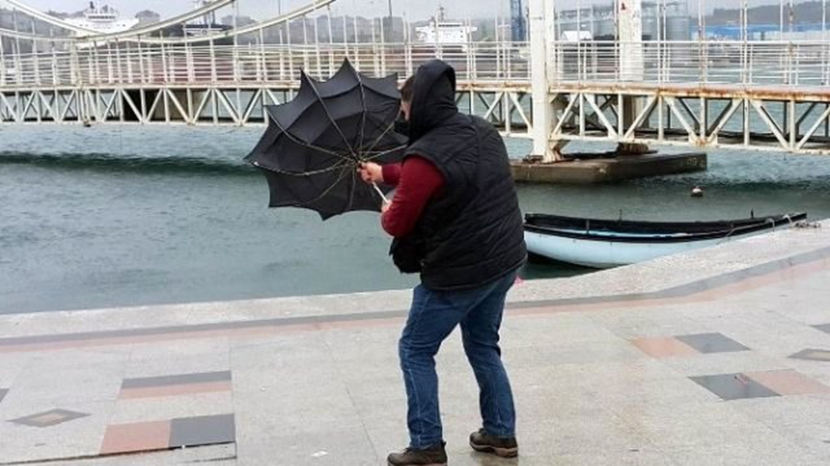 Bandırma\'da Fırtına Etkili Oluyor