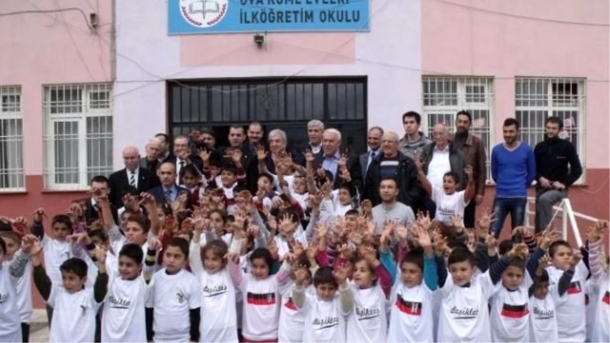Beşiktaş Eski As Başkanı Levent Erdoğan Öğrencileri Sevindirdi