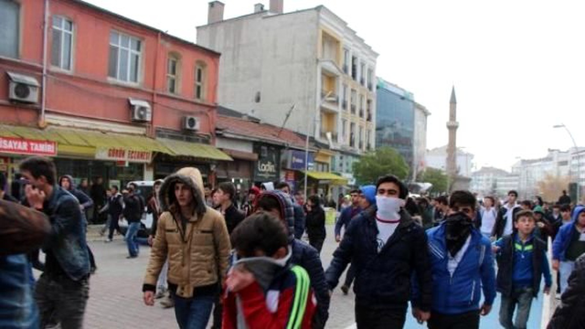 Bolu Valiliği Öğrencilerin Yürüyüşünü İncelemeye Aldı