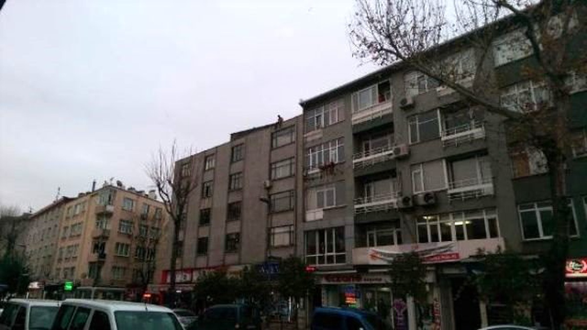 Çatıya Çıkıp Sokağa Kiremit Fırlattı