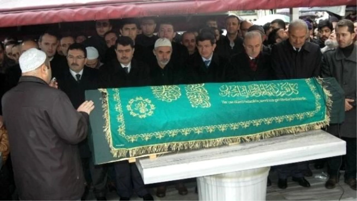 Davutoğlu, AK Parti Gençlik Kolları Üyesinin Cenazesine Katıldı