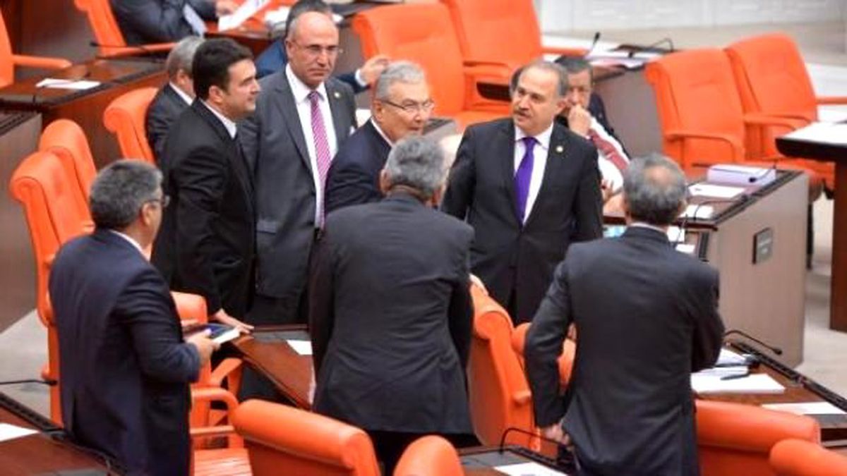 Deniz Baykal, 1677 Gün Sonra Genel Başkanlık Koltuğuna Oturdu