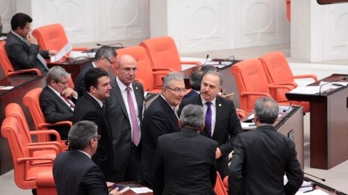 Deniz Baykal Genel Başkanın Koltuğuna Oturdu