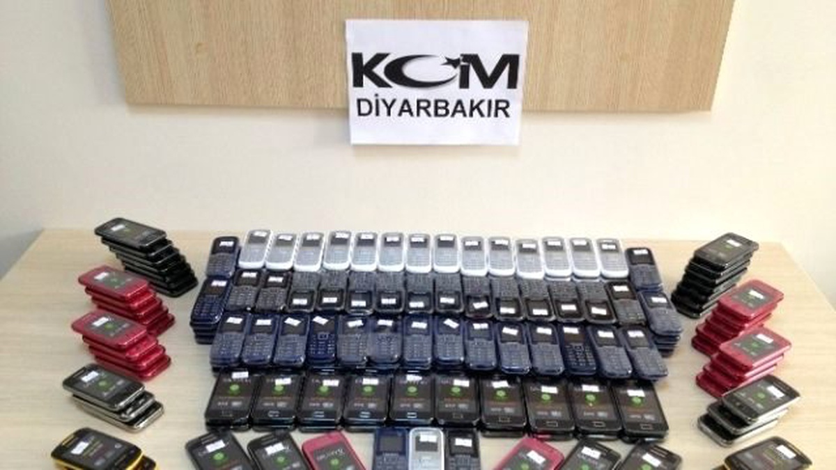 Diyarbakır\'da Gümrük Kaçağı 218 Cep Telefonu Ele Geçirildi
