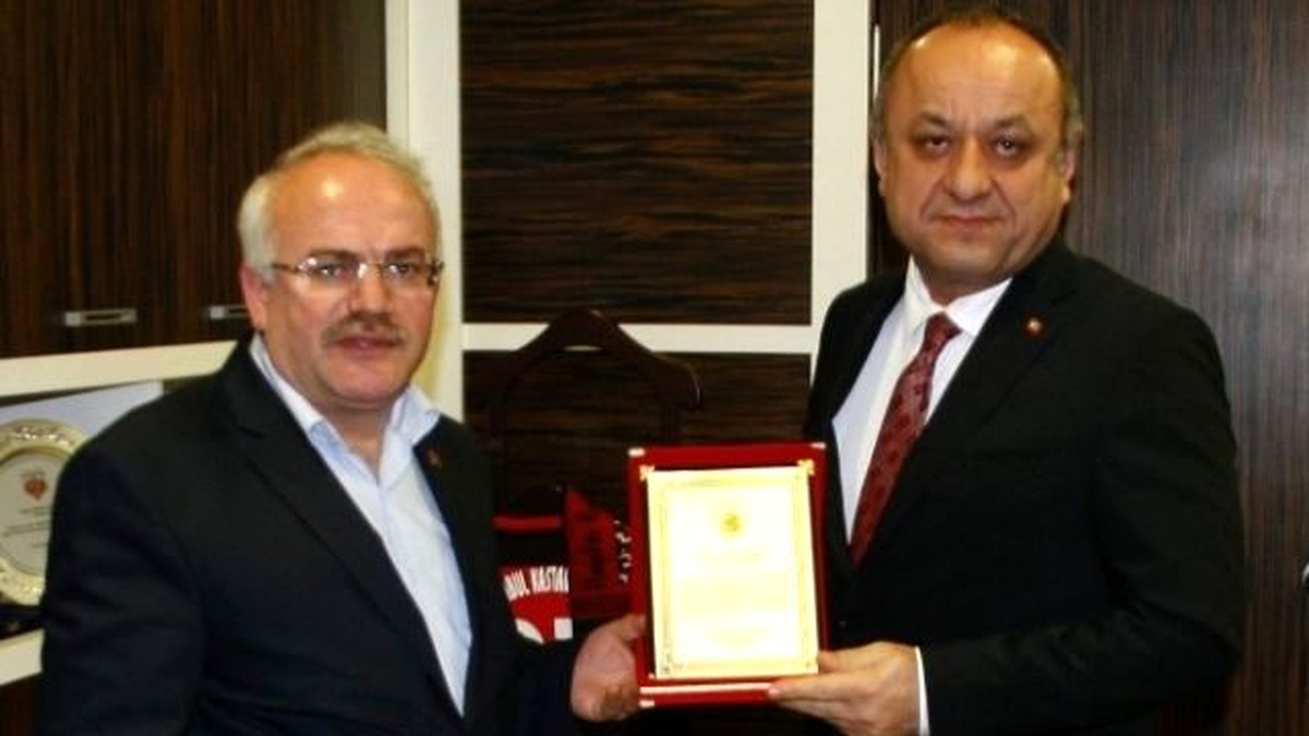Esentepe Mahallesinden Tahsin Babaş\'a Teşekkür Plaketi