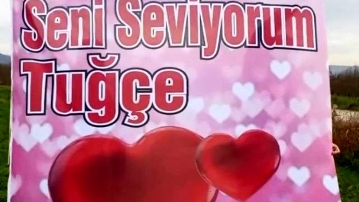Genç Aşık Sevgisini Gökyüzüne Yazdırdı