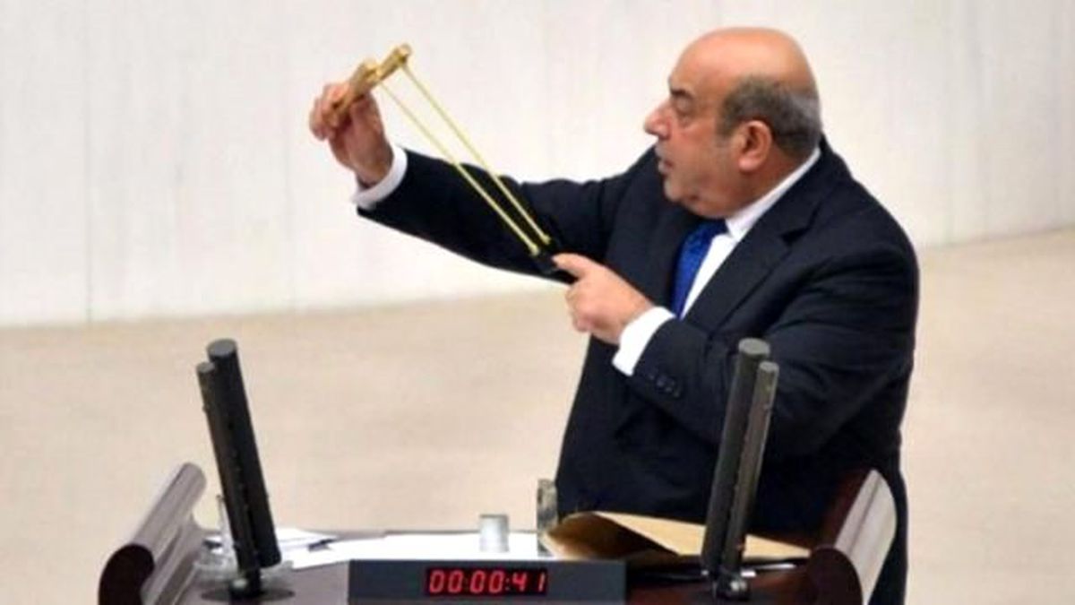 Hasip Kaplan, Meclis Kürsüsüne Sapanla Çıktı