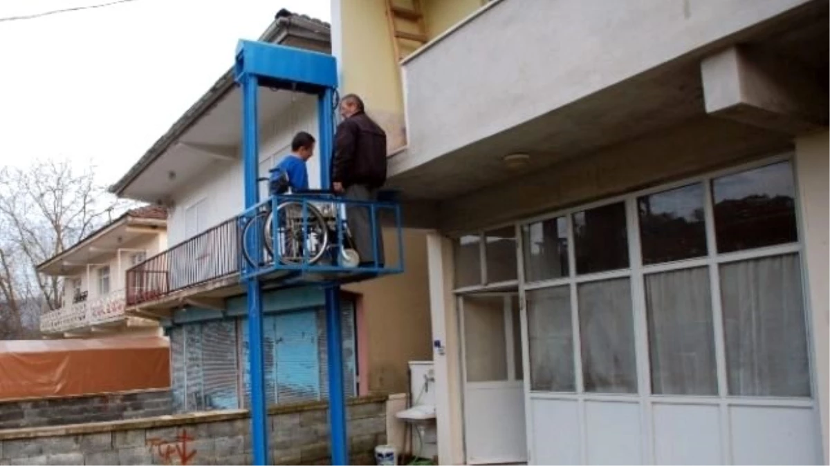 İki Engelli Oğlu İçin Evinin Balkonuna Asansör Yaptı
