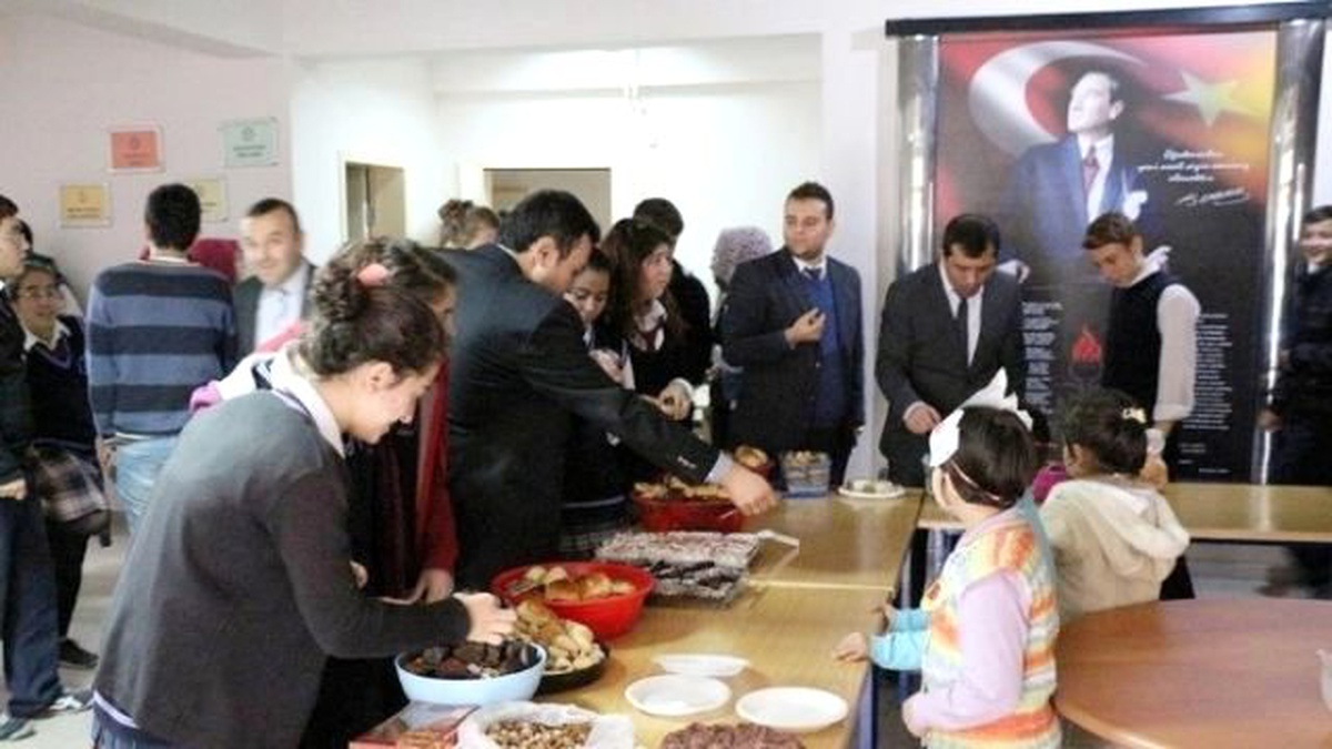 İlkokul Öğrencilerinden Lise Öğrencilerine Yerli Malı Yiyecek İkramı