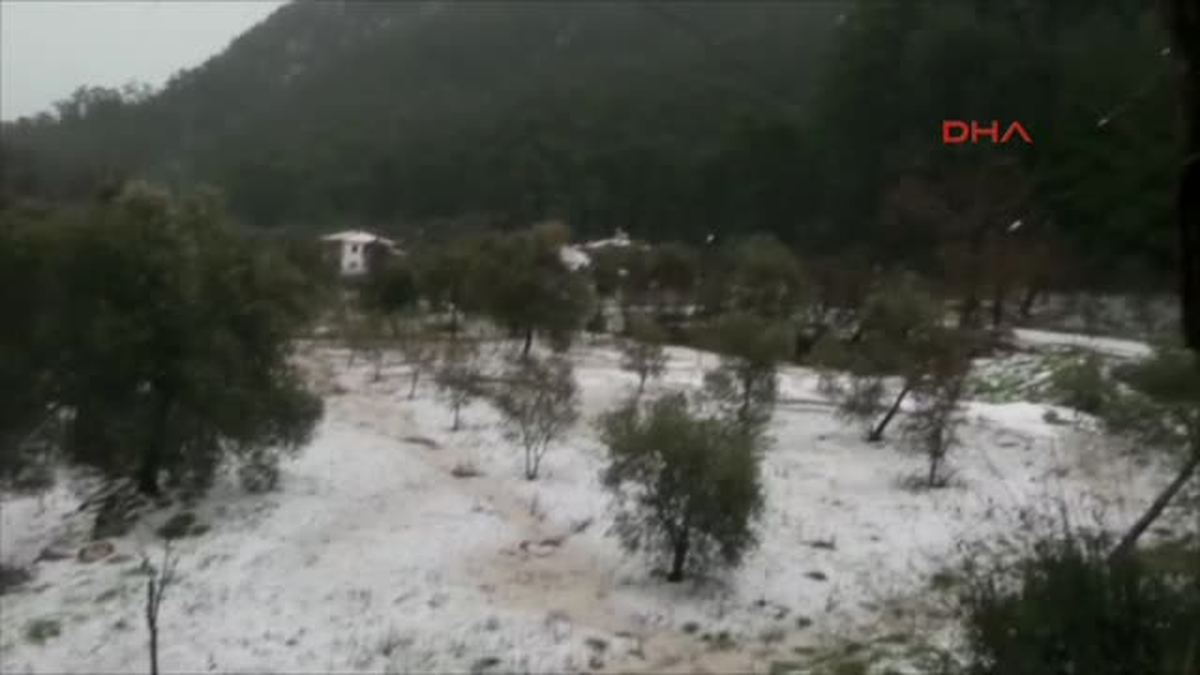Marmaris\'in Yüksek Kesimlerine Dolu Yağdı