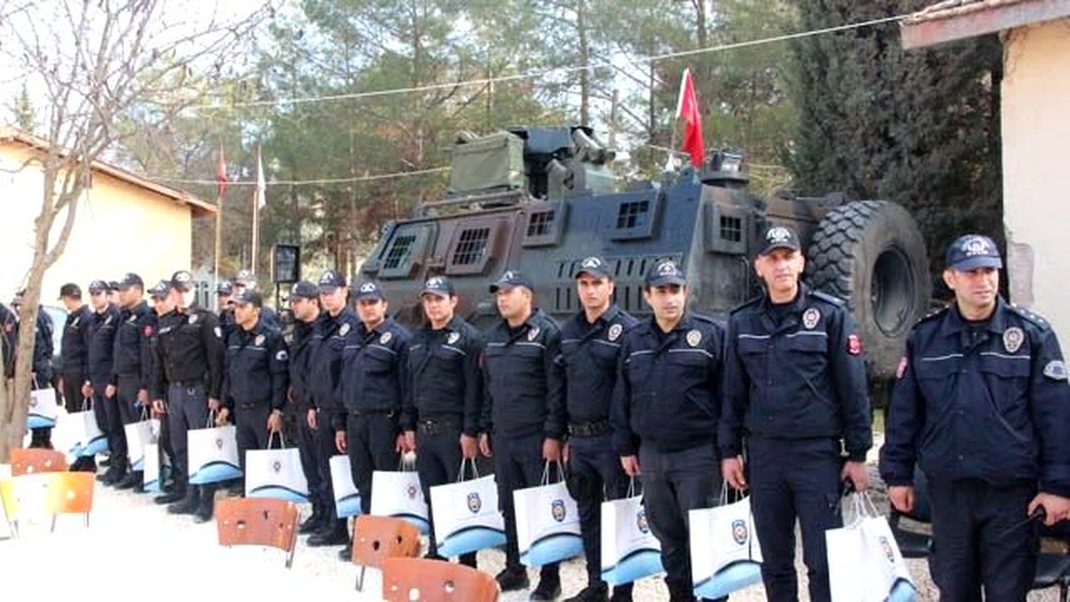 Polis, Sınırda Törenle Nöbet Değişimi Yaptı