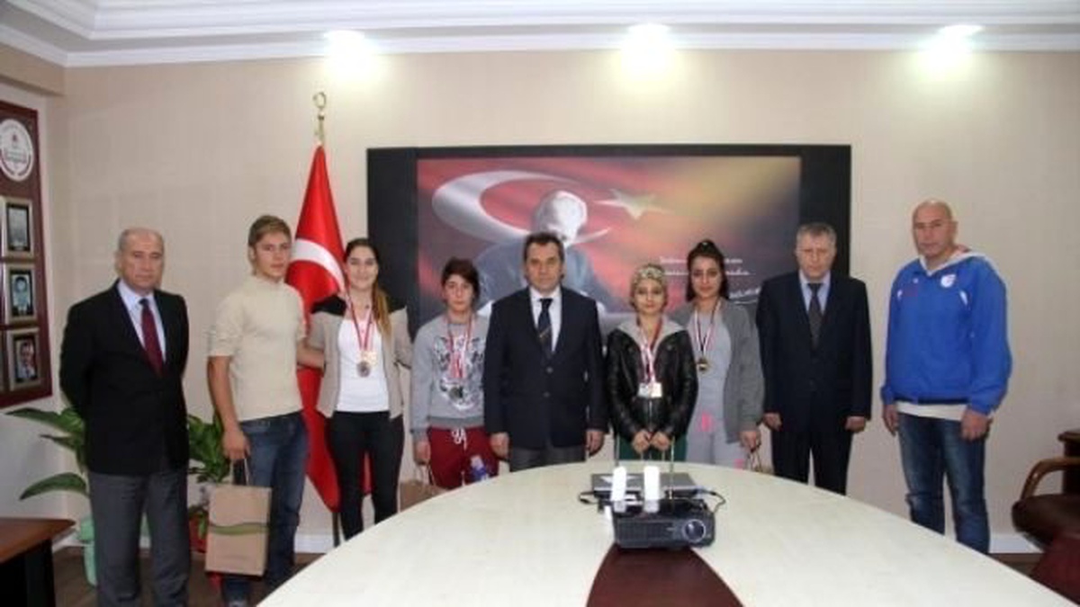 Şampiyonlar İl Milli Eğitim Müdürü Gülay\'ı Ziyaret Etti