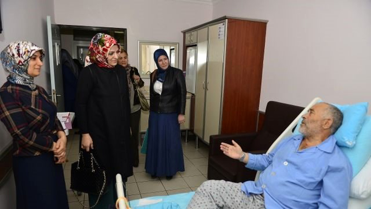 Şükran Edebali\'den Hastalara Moral Ziyareti